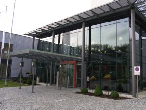 Klinikum_ Manderscheid Glasvordach mit gebo AK A Glashalter 