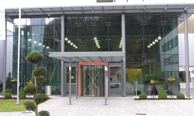 Klinikum_-Manderscheid-Isolierglasfassade mit gebo Glashalter